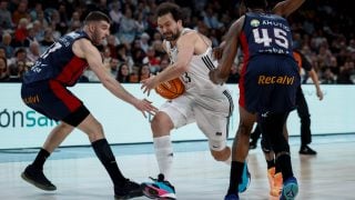 Llull se enfrenta a la defensa del Baskonia. (EFE)