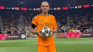 Pepe volvió a vestir los colores del Real Madrid en un torneo de veteranos. (@VeteranosRM)