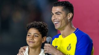 Cristiano Ronaldo junto a su hijo. (GETTY)