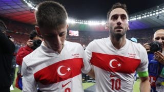 Arda Güler junto a Çalhanoglu. (Getty)