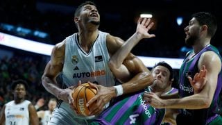 Walter Tavares en la pugna por entrar a canasta en el Unicaja Málaga-Real Madrid. (EFE)