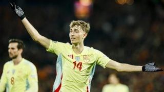 Huijsen, en el partido de su debut con la selección española. (EFE)
