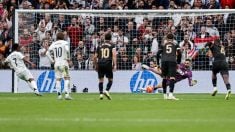 Vinicius falla un penalti en el Real Madrid-Valencia. (EFE)