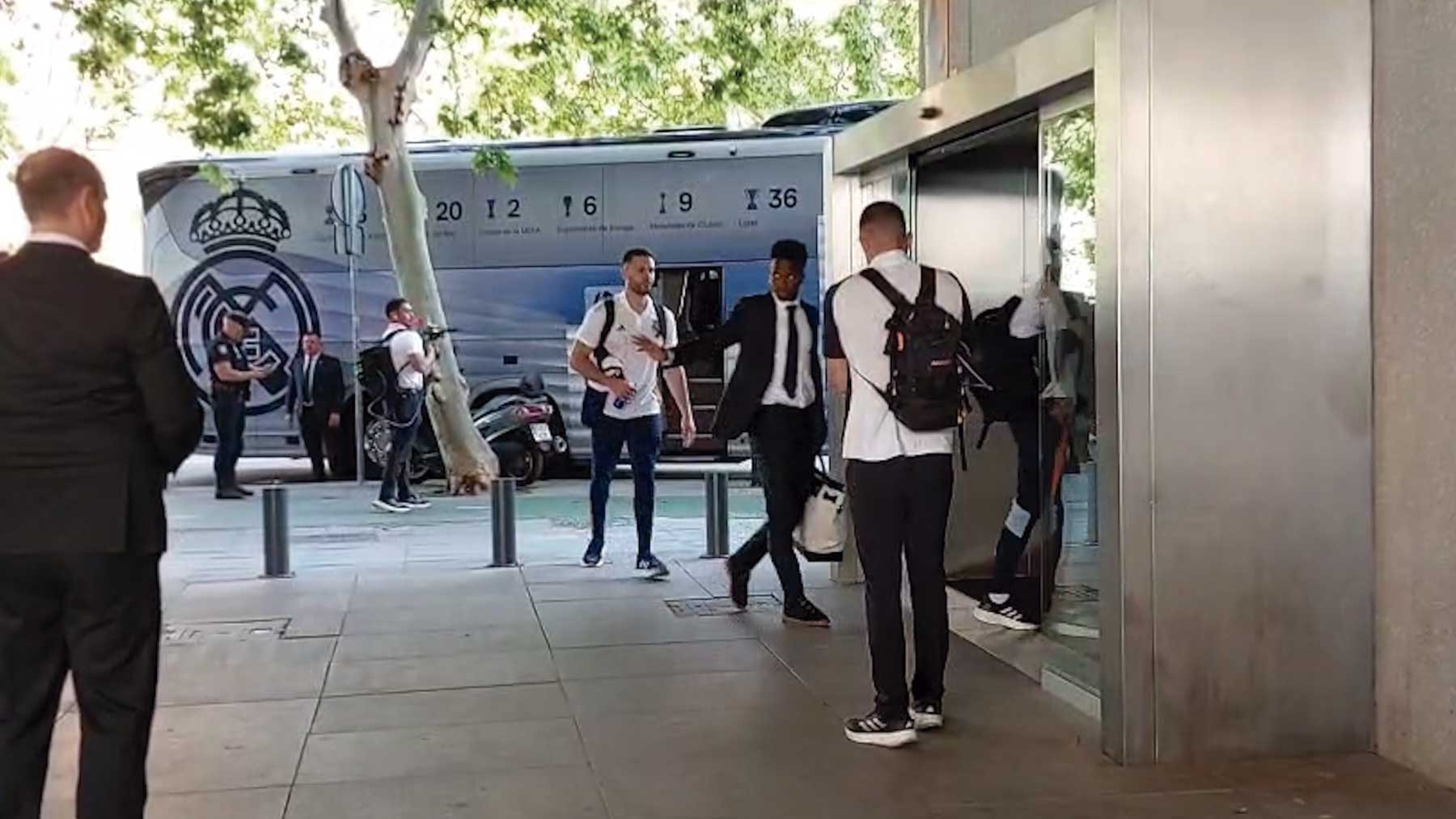 El Real Madrid es recibido en Sevilla por más de 200 aficionados