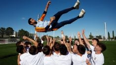 Álvaro Arbeloa es manteado por los jugadores del Juvenil A del Real Madrid tras ganar la Liga.