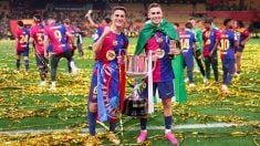 Gavi y Fermín posan con el título de la Copa del Rey en Sevilla. (Getty)