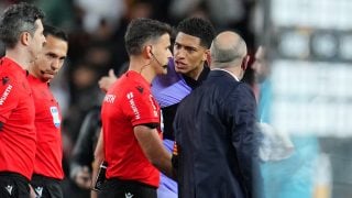 Gil Manzano y Bellingham en Mestalla la pasada temporada. (Getty)