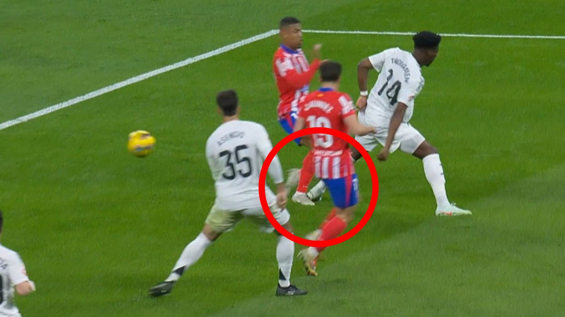Tchouaméni, pisotón, Lino, penalti