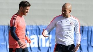 Guardiola charla con Xabi Alonso durante su etapa en el Bayern. (Getty)