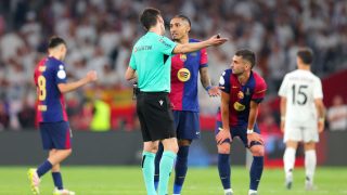 Raphinha habla con el árbitro en un Clásico. (Getty)
