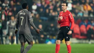 Vinicius y Martínez Munuera. (Getty)