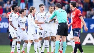 Los jugadores del Real Madrid protestan una decisión a Munuera Montero. (EP)
