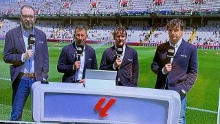 Carlos Martínez junto a Axel Torres, Fernando Morientes y Gaizka Mendieta.