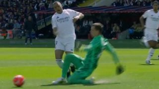 Mbappé es barrido por Szcesny.