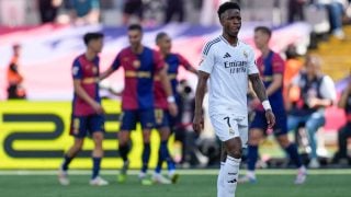 Vinicius y los jugadores del Barcelona celebrando un gol. (Getty)