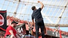 La celebración de Xabi Alonso con los hinchas del Leverkusen en su despedida. (Getty)