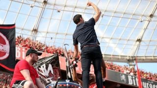 La celebración de Xabi Alonso con los hinchas del Leverkusen en su despedida. (Getty)