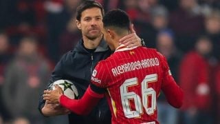 Arnold junto a Xabi Alonso en un partido de Champions.
