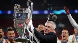 Carlo Ancelotti levanta la Champions League conquistada la pasada temporada en Wembley. (Getty)