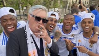 Carlo Ancelotti celebra con un puro junto a Vinicius, Militao, Alaba y Rodrygo la decimocuarta Champions.