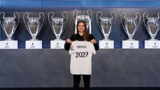 Signe Bruun posa con la camiseta del Real Madrid tras anunciarse su renovación. (Real Madrid)