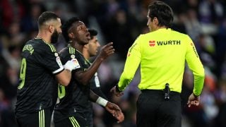 Vinicius protesta a Munuera Montero en Valladolid en ese partido de 2022 en el que recibió insultos racistas. (Getty)