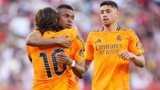 Mbappé abraza a Modric en la celebración de su gol en el Sevilla-Real Madrid. (Getty)
