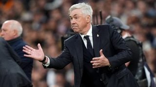 Ancelotti da instrucciones durante un partido del Real Madrid en el Bernabéu. (Getty)