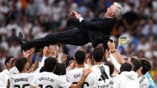Ancelotti manteado por sus jugadores. (Getty)