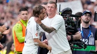 Toni Kroos y Luka Modric se funden en un abrazo en el adiós del croata. (EP)