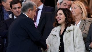 Ayuso se saluda con Laporta en un palco. (Getty)