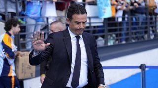 Alberto Toril saluda antes del partido entre Real Madrid y UDCA Tenerife. (EP)
