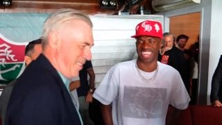 Vinicius sonríe junto a Ancelotti.