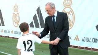 Florentino Pérez saluda a uno de los capitanes de los equipos campeones.