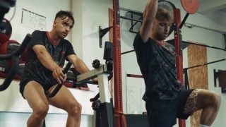 Raúl Asencio se machaca en el gimnasio en vacaciones.