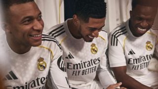 Mbappé, Bellingham y Vinicius se ríen mientras posan con la nueva camiseta del equipo blanco. (Real Madrid)