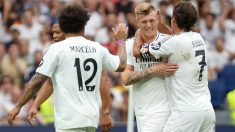 Kroos, Marcelo y Raúl celebran un gol con las leyendas del Real Madrid. (EFE)