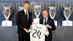 Huijsen junto a Florentino Pérez. (Realmadrid.com)