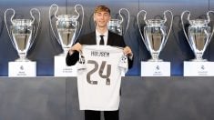 Huijsen con su nuevo dorsal. (Realmadrid.com)