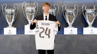 Huijsen con su nuevo dorsal. (Realmadrid.com)
