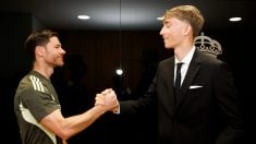 Xabi Alonso saluda a Dean Huijsen tras su presentación con el Real Madrid. (realmadrid.com)