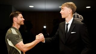 Xabi Alonso saluda a Dean Huijsen tras su presentación con el Real Madrid. (realmadrid.com)