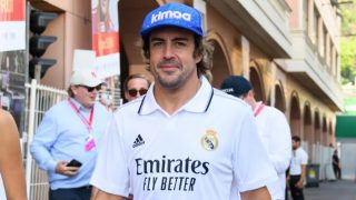 Fernando Alonso, con la camiseta del Real Madrid. (EFE)