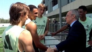 Florentino Pérez saluda a los jugadores del Real Madrid en Valdebebas.