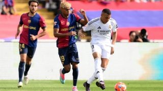 Mbappé controla un balón ante Lamine Yamal en el Clásico entre Barcelona y Real Madrid en Montjuic. (Getty)