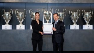 Melanie Leupolz recibe una placa del Real Madrid de manos de Emilio Butragueño. (realmadrid.com)