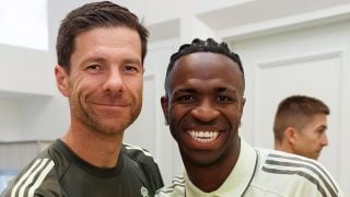 Xabi Alonso y Vinicius. (realmadrid.com)