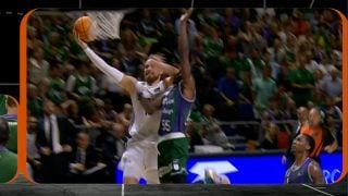 Dzanan Musa comete falta sobre Perry.
