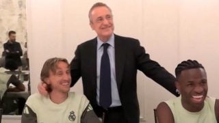 Florentino Pérez posa con Modric y Vinicius.
