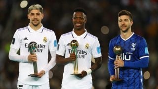 Vinicius con el Balón de Oro del Mundial de Clubes, ganado contra el Al Hilal. (GETTY)